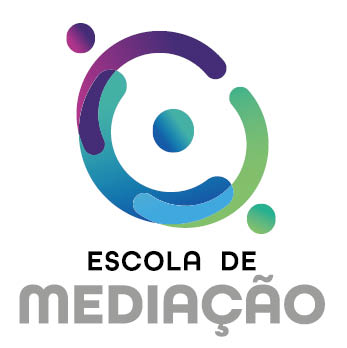Marca da Escola de Mediação em desenho estilizado com formas geométricas curvilíneas coloridas representando três figuras humanas numa relação de mediação.