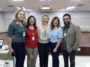 A psicóloga do TJRJ Sandra Levy (ao centro) com servidores do Tribunal de Rondônia