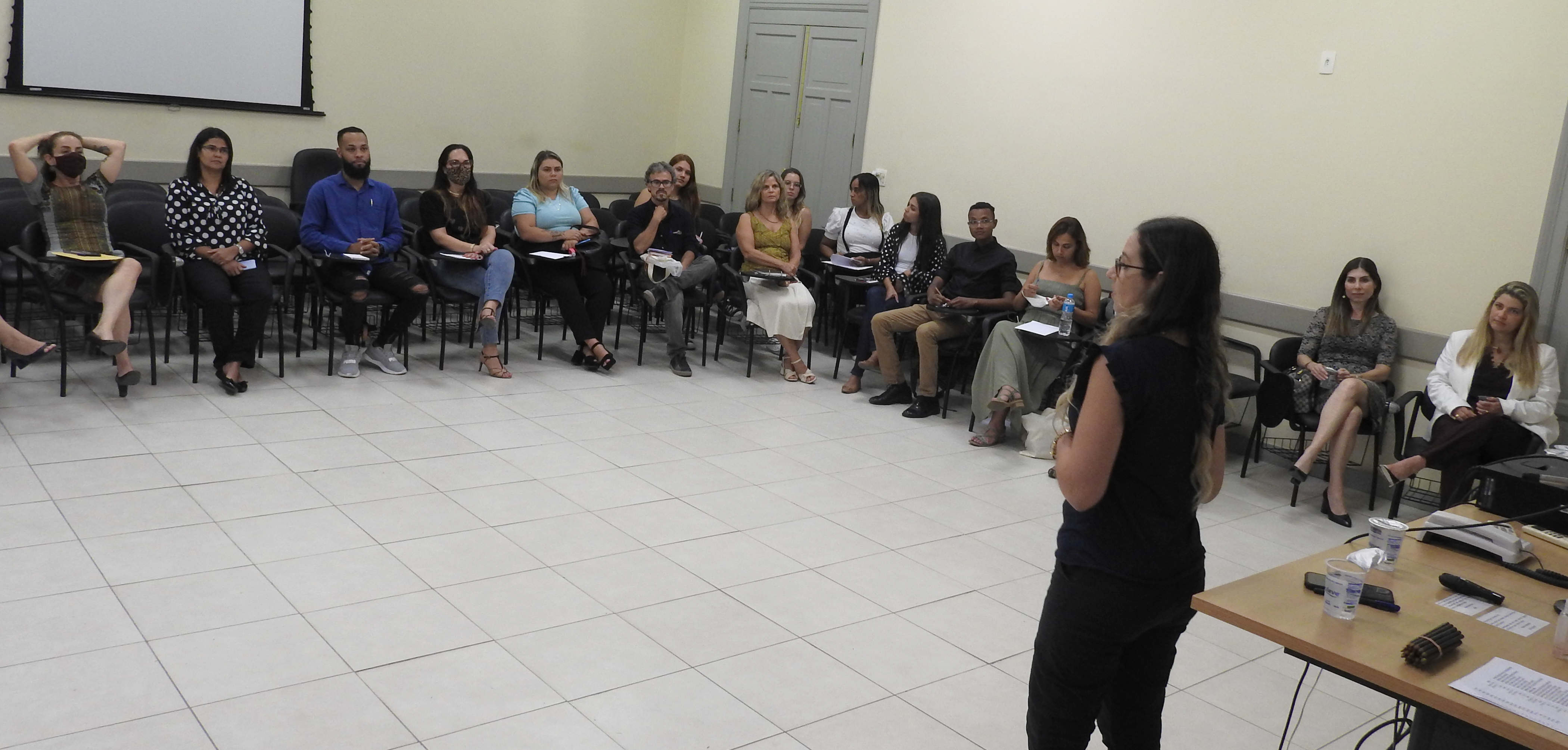 Imagem da equipe da ouvidoria do TJRJ acompanhando A instrutora da ESAJ, Luciene Batista Marequito, em uma das atividades do Workshop