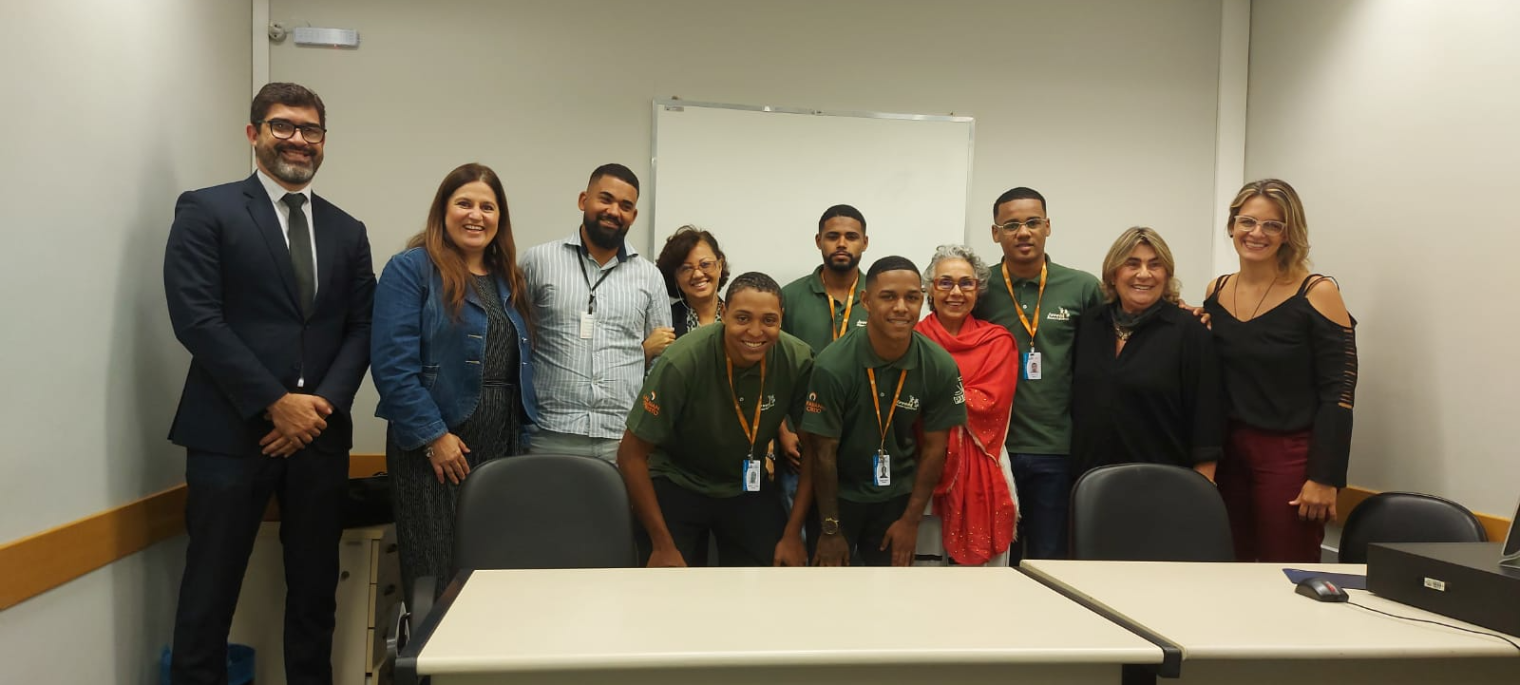 Foto posada no Fórum de São Gonçalo com representantes DGLOG/DEIOP/DIMEX e GABPRES/DEAPE/DIISO e nova equipe do Jovens Mensageiros  